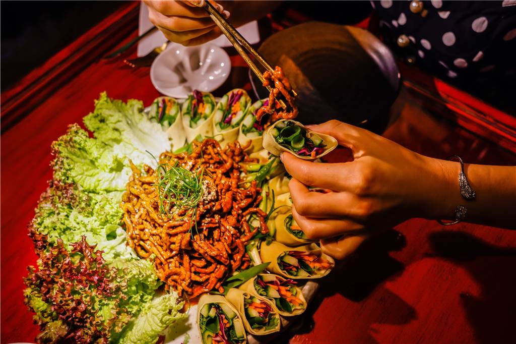 Chinesischer Koch zeigt Lieblingsessen: Fingerfood mit süßer Sojacreme Das Lieblingsgericht des chinesischen Kochs Chunyang Bai und der Restaurant-Inhaberin Mai Dorsch lässt sich super mit den Fingern und mit Zuhilfenahme von Stäbchen essen.