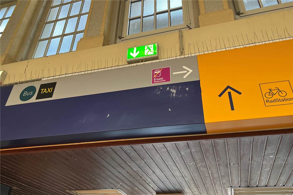 Eine Odyssee für Berufspendler? Mit dem Schienenersatzverkehr zur Arbeit Schilder im Hauptbahnhof Wanne-Eickel