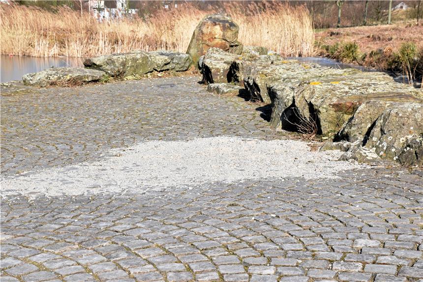 Pflastersteine herausgerissen und auf den Teich geworfen Das Loch in der Pfalsterdecke des Erinparks wurde übergangsweise mit Schotter und Sand aufgefüllt