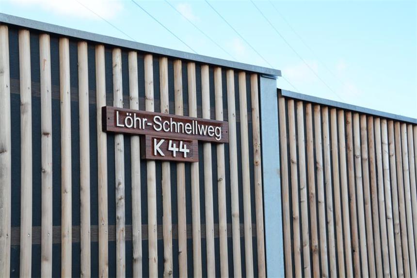 Löhr-Schnellweg-Schild im Amtshaus aufgetaucht Das Löhr-Schnellweg-Schild von der Lärmschutzwand der K44n ist inzwischen an einem anderen Ort zu sehen.
