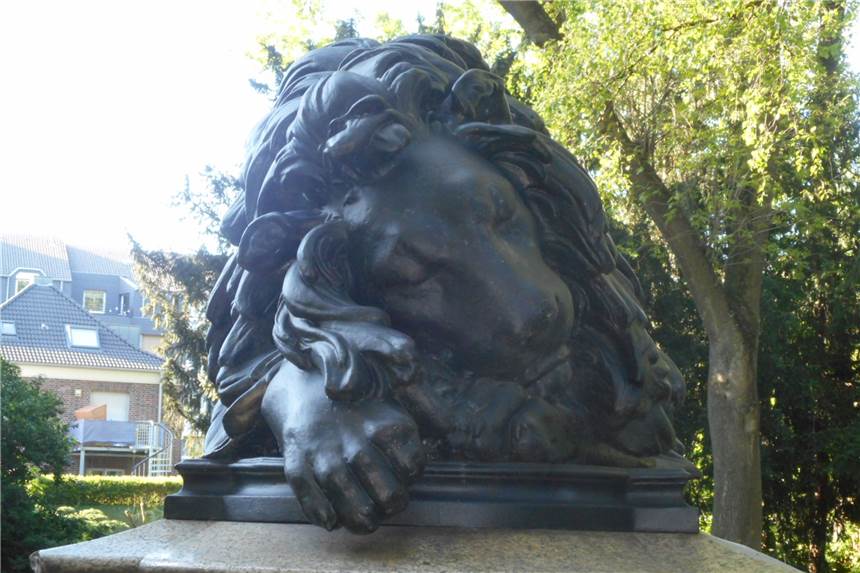 Schlafender Löwe im Westpark ist sein Gold wieder los Das Löwendenkmal im Westpark wurde gereinigt und restauriert.