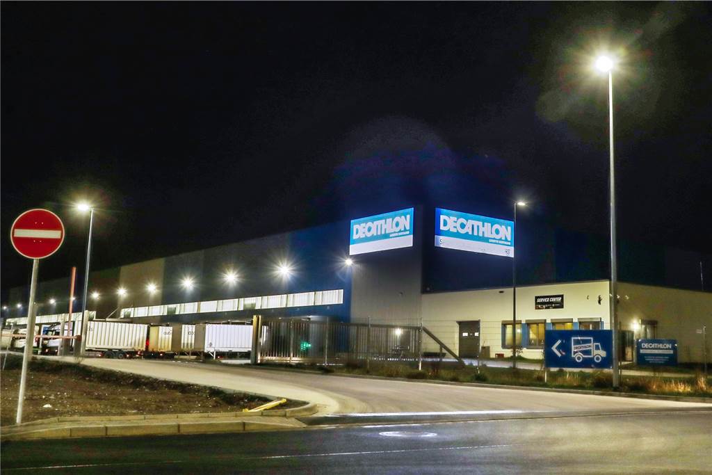 Zwei Männer kämpfen gegen die Dunkelheit und die Gefahr an der Brackeler Straße Das Logistik-Zentrum von Decathlon auf dem Westfalenhütte-Gelände: Hier ist alles gut ausgeleuchtet. Auf dem Weg dorthin ist es allerdings finster.