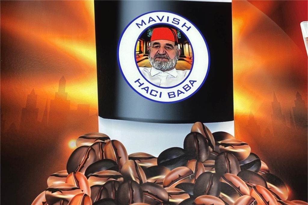 Das Logo auf den Kaffeebechern zeigt den Großvater von Dilara Celik. Aktuell wird auf eine Bestellung gewartet. Deshalb gibt es Kaffee in normalen Bechern.