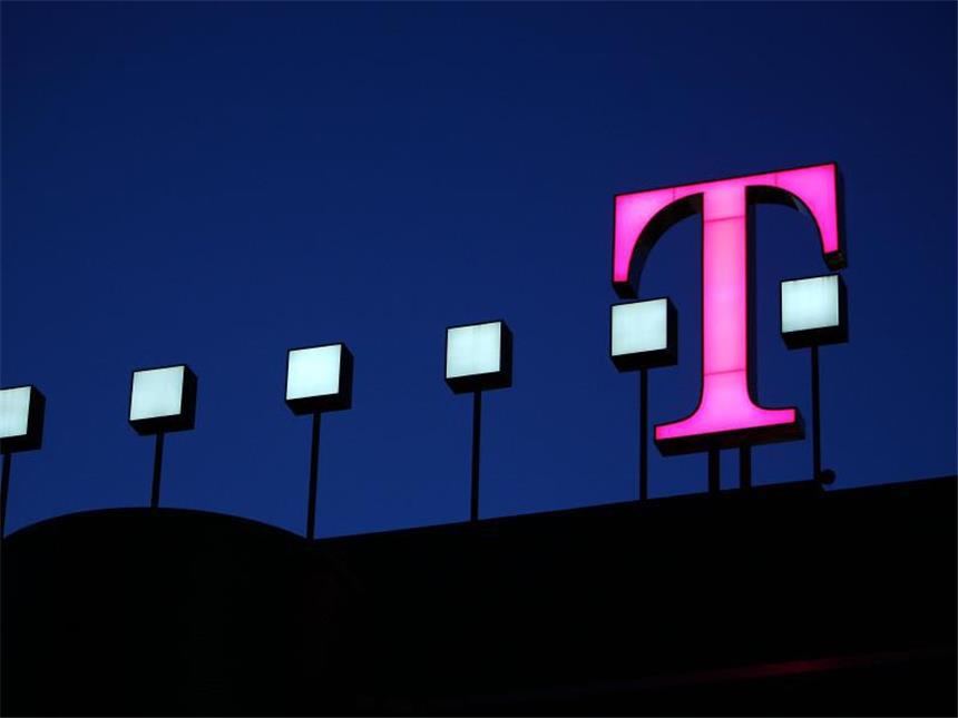 450 Haushalte seit Samstag ohne Telefon und Internet Das Logo auf der Zentrale der Deutschen Telekom in Bonn.