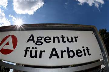Das Logo der Agentur für Arbeit. Die Zahl der offenen Stellen ist auf ein neues Rekordhoch geklettert. Foto: Carsten Rehder