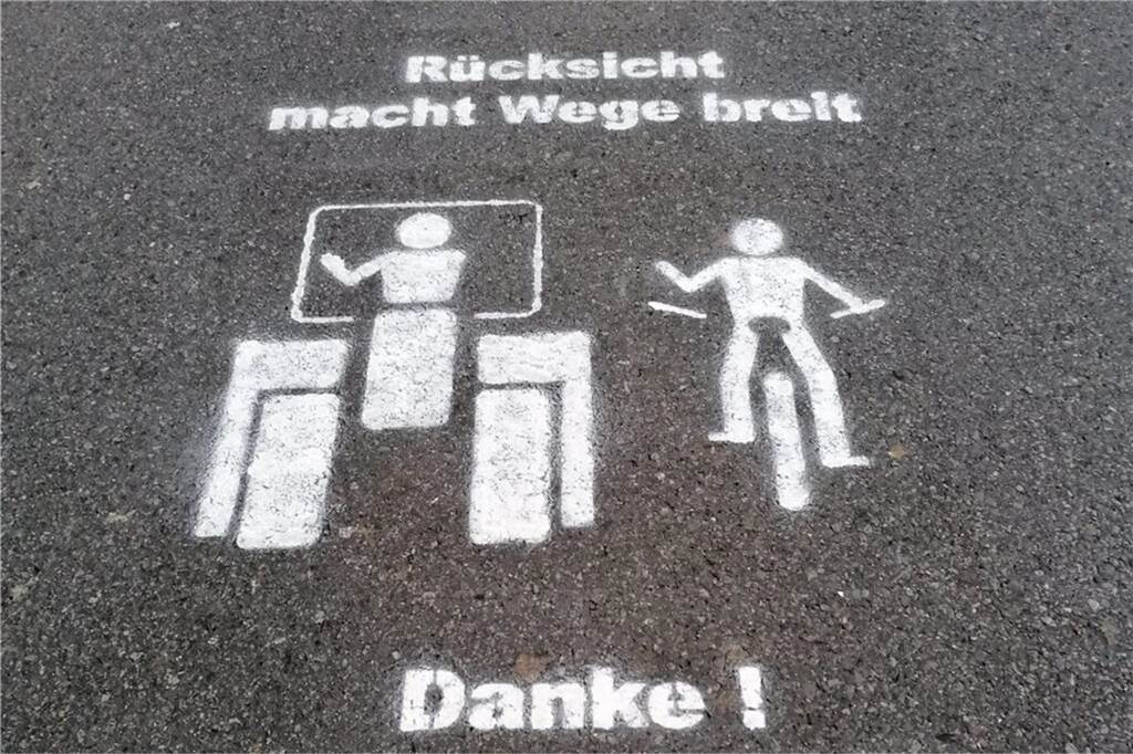 Sind Landmaschinen eine Gefahr für den Verkehr? Fahrschullehrer klärt auf Piktogram „Rücksicht macht Wege breit!“