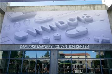 Das Logo der Apple-Entwicklerkonferenz WWDC an der Fassade des McEnery Convention Centers. Zu dem Event werden rund 6000 Software-Entwickler in San Jose erwartet. Foto: Christoph Dernbach