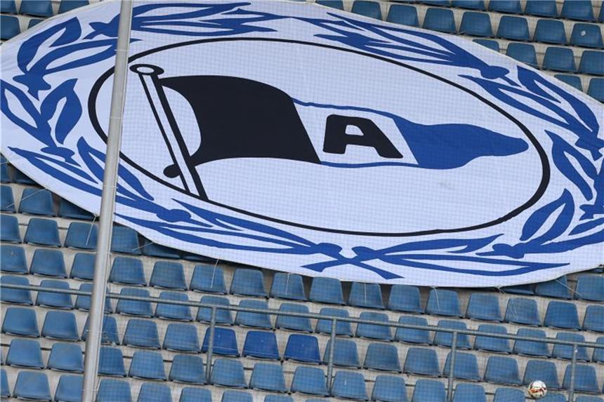 Arminia Bielefeld verschiebt Versammlung Das Logo der Bielefelder ist auf der Tribüne zu sehen. Foto: Friso Gentsch/Archiv