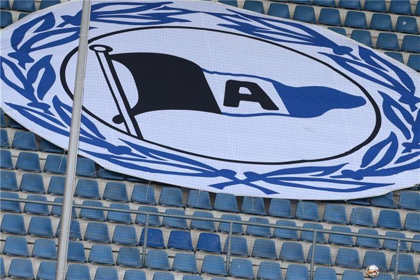 Laufer bleibt Präsident von Arminia Bielefeld Das Logo der Bielefelder ist auf einem Transparent auf der Tribüne zu sehen. Foto: Friso Gentsch