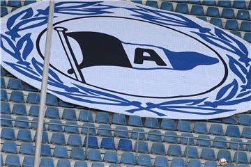 Das Logo der Bielefelder ist auf einem Transparent auf der Tribüne zu sehen. Foto: Friso Gentsch