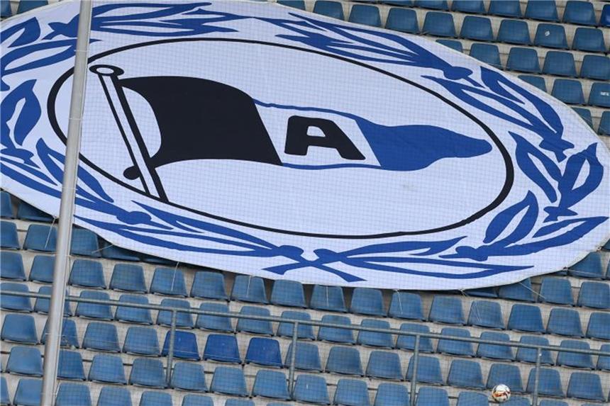 Zweitligist Arminia Bielefeld hofft auf finanzielle Hilfe Das Logo der Bielefelder ist auf einem Transparent zu sehen. Foto: Friso Gentsch/Archiv