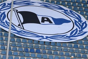 Das Logo der Bielefelder ist auf einem Transparent zu sehen. Foto: Friso Gentsch/Archiv