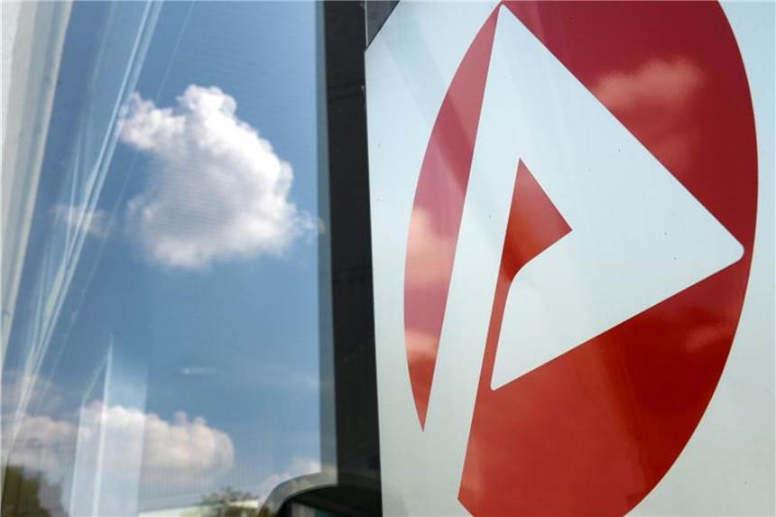 Volkswirte: Herbstaufschwung lässt Arbeitslosenzahlen sinken Das Logo der Bundesagentur für Arbeit am Eingang eines Jobcenters. Foto: Jens Kalaene