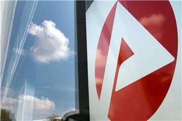 Das Logo der Bundesagentur für Arbeit am Eingang eines Jobcenters. Foto: Jens Kalaene