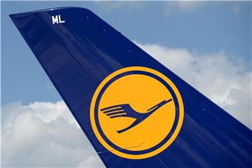 Das Logo der Fluggesellschaft Lufthansa an einem Lufthansa-Airbus A380. Foto: Daniel Reinhardt/Archiv