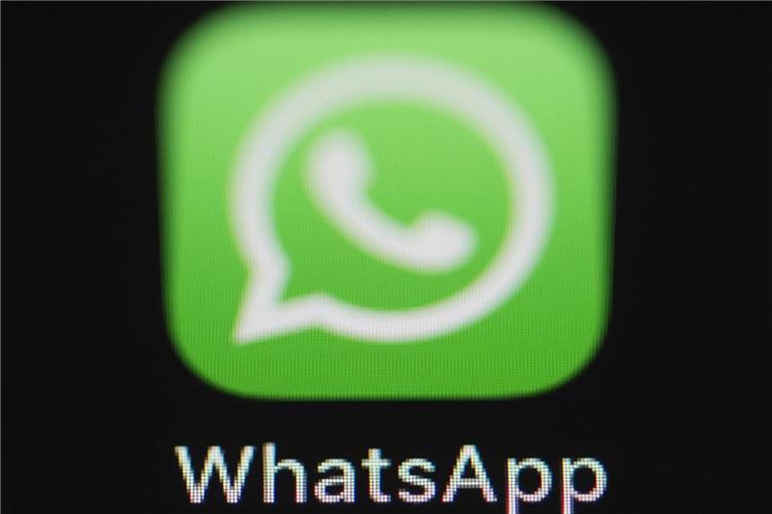 Das Logo der Messenger-App WhatsApp ist auf dem Bildschirm eines iPhones zu sehen. Foto: Silas Stein