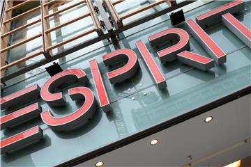 Das Logo der Modekette Esprit an einer Filiale. Foto: Andreas Gebert/Archiv