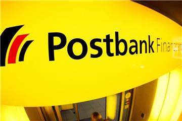 Das Logo der Postbank, aufgenommen über dem Eingang einer Filiale. Foto: Martin Gerten