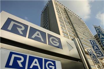 Das Logo der RAG in Essen ist vor der zentrale zu sehen. Foto: Martin Gerten/Archiv