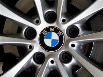 Das Logo des Autoherstellers BMW ist an einer Autofelge angebracht. Foto: Monika Skolimowska/Illustration