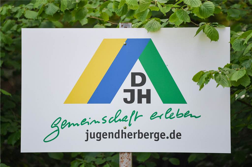 Ein Gahlener schuf das Logo des Jugendherbergswerkes Das Logo des Deutschen Jugendherbergswerks (DJH). Der mittlere Teil ist aus dem Original abgeleitet. Das hat Julius Schult 1922 entworfen. Im Zweiten Weltkrieg ist vermutlich das Original vernichtet worden.
