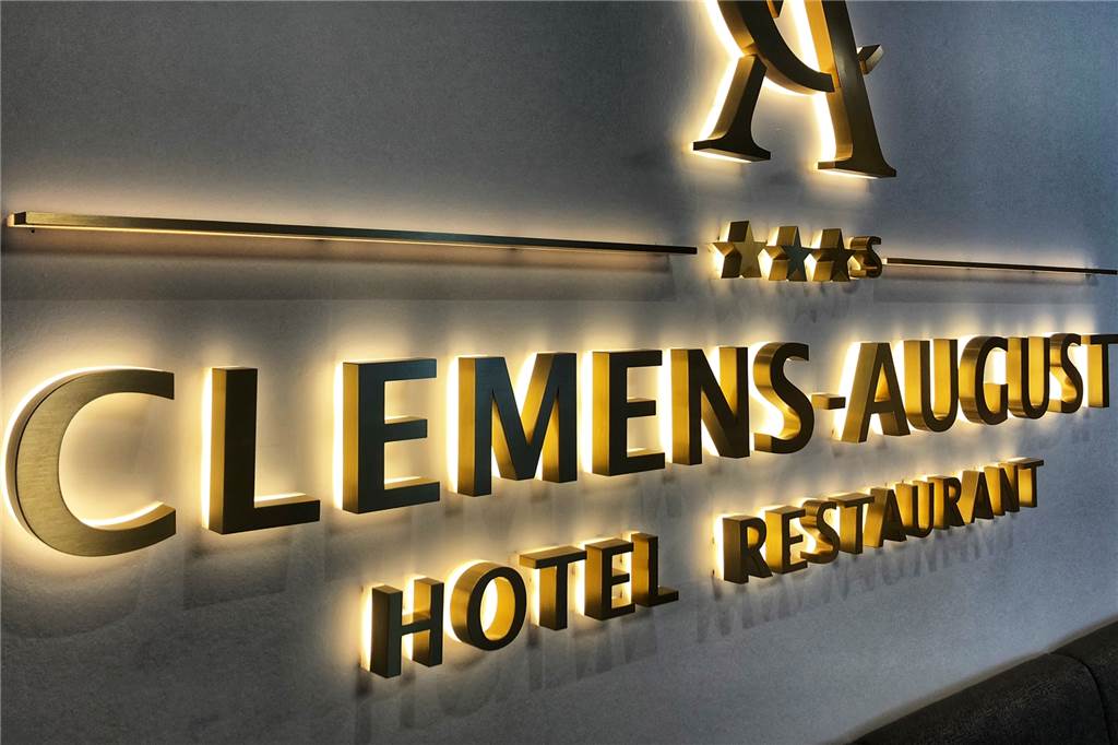 Hotel Clemens-August eröffnet Bierlounge, ist aber ab sofort ein Nichtraucher-Hotel Das Logo des Drei-Sterne-Superior-Hotels erstrahlt in der neuen Lobby.