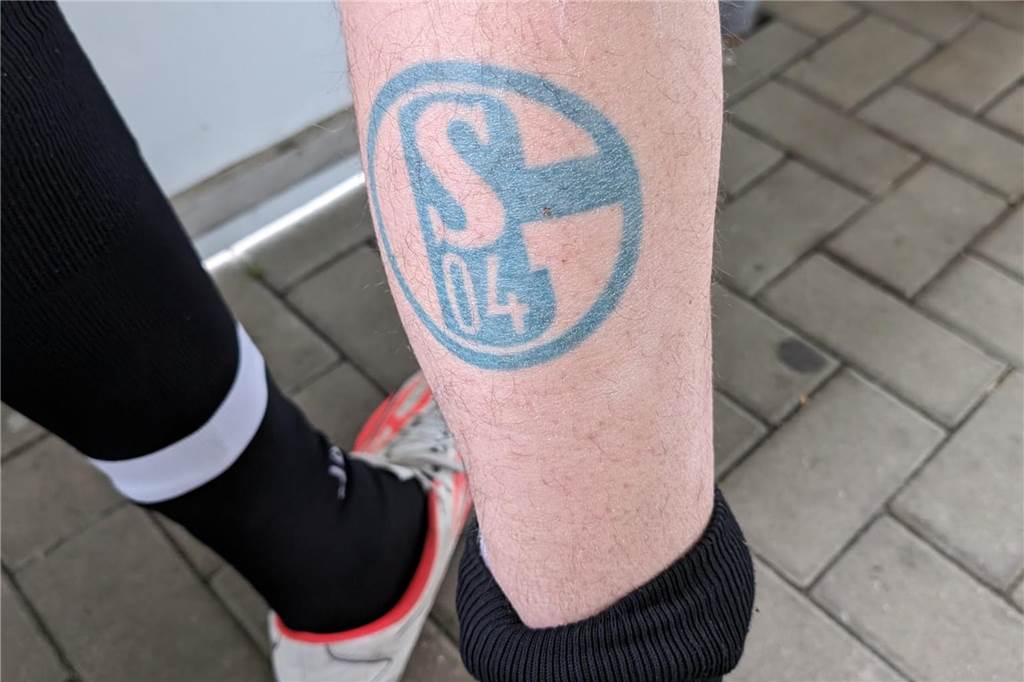 Vereinsliebe geht unter die Haut: Kreisligatorwart mit ultimativem Liebesbeweis Das Logo des FC Schalke 04 ziert die Wade des Torhüters.