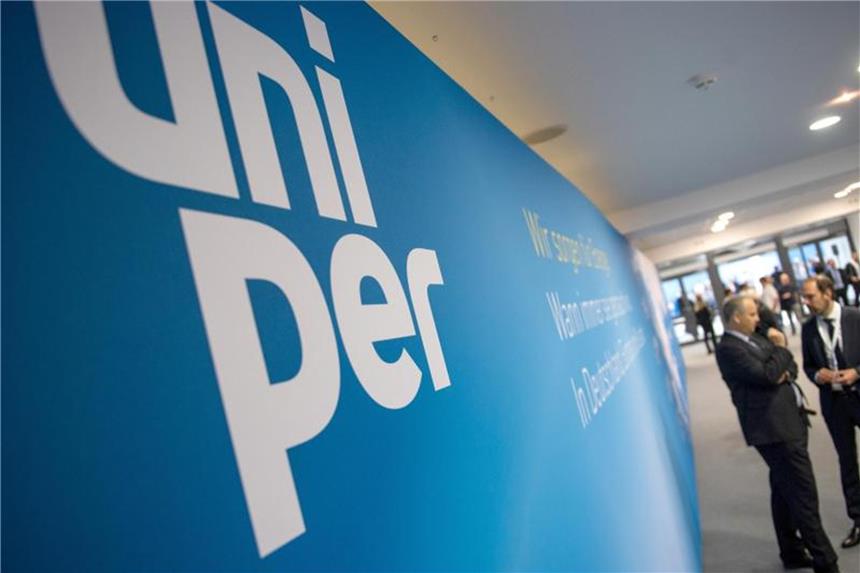 Eon will Abstimmung über Einsatz von Sonderprüfer vertagen Das Logo des Stromerzeugers Uniper ist am Rande der Hauptversammlung in einerm Durchgang zur Halle an der Wand zu sehen. Foto: Bernd Thissen