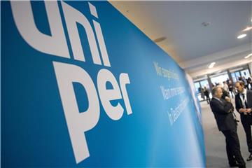 Das Logo des Stromerzeugers Uniper ist am Rande der Hauptversammlung in einerm Durchgang zur Halle an der Wand zu sehen. Foto: Bernd Thissen