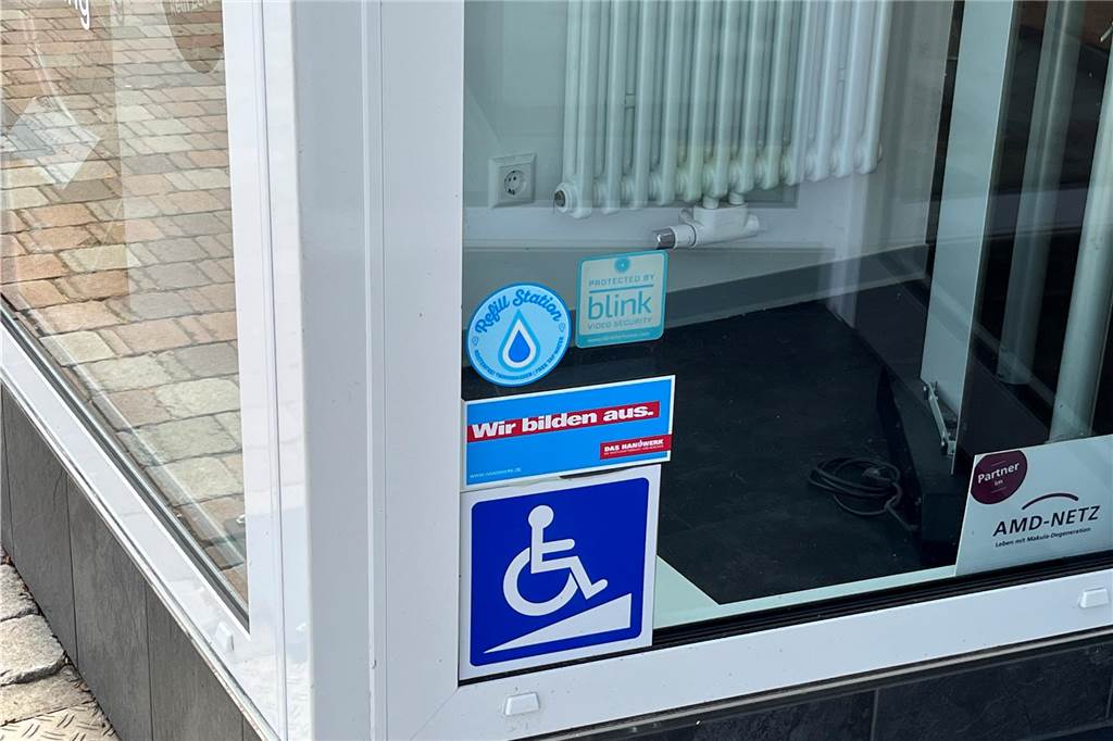 Kaum bekannt: Hier gibt es kostenloses Wasser in Selm und Olfen Das Logo mit dem Wassertropfen zeigt an: Hier findet man eine Refill-Station.