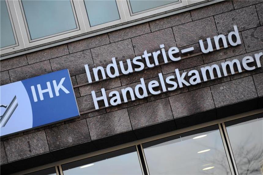 Das Logo und der Schriftzug der Industrie- und Handelskammer (IHK). Foto: Uwe Zucchi/Archiv