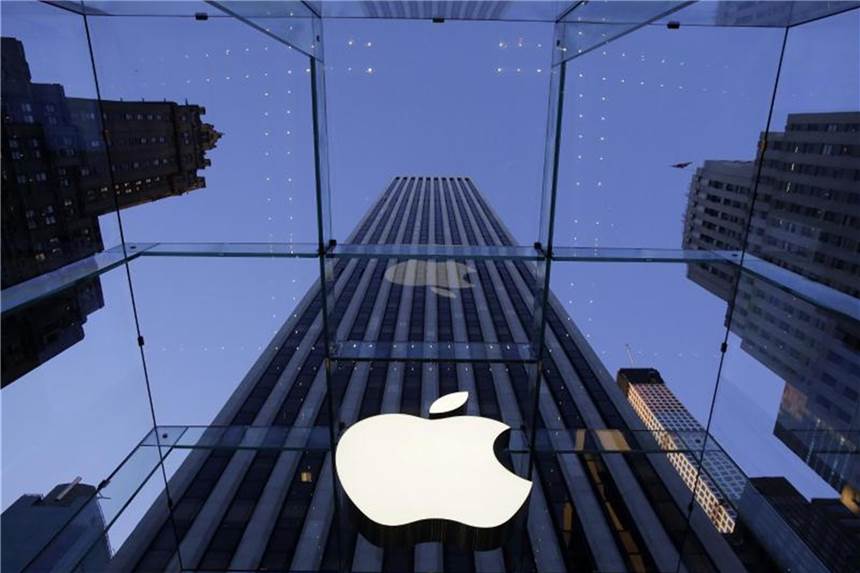 Apple drängt Sicherheits-App von Facebook aus dem Store Das Logo von Apple hängt an dem Laden des Elektronikkonzerns in der Fith Avenue. Foto: Mark Lennihan/AP