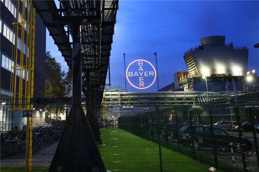 Das Logo von Bayer leuchtet in Leverkusen. Foto: Oliver Berg/Archiv