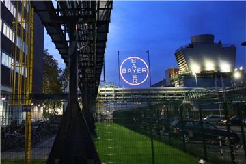 Das Logo von Bayer leuchtet in Leverkusen. Foto: Oliver Berg/Archiv
