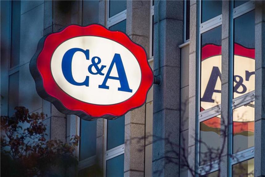Modehändler C&A macht wieder bessere Geschäfte Das Logo von C&A an der Fassade einer Filiale. Foto: Wolfram Kastl/Archiv