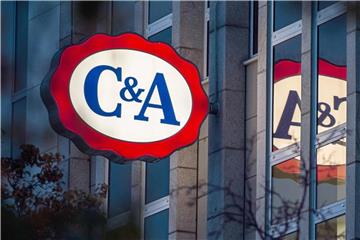 Das Logo von C&A an der Fassade einer Filiale. Foto: Wolfram Kastl/Archiv