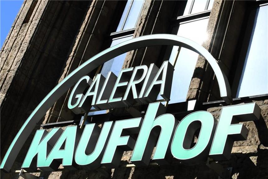 Kaufhof drängt weiter auf Senkung der Personalkosten Das Logo von Galeria Kaufhof hängt an einer Filiale. Foto: Christoph Zeiher/Archiv