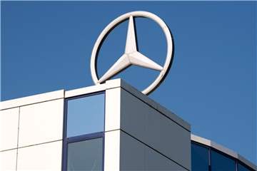 Das Logo von Mercedes-Benz. Der Betriebsratschef von Daimler fordert in der Diesel-Debatte mehr Druck auch auf ausländische Autohersteller. Foto: Arno Burgi