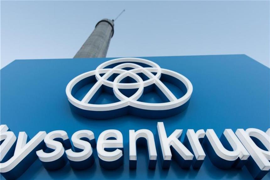 Kritik an Thyssenkrupps Stahlfusion mit Tata Das Logo von Thyssenkrupp steht vor einem Testturm. Foto: Patrick Seeger/Archiv