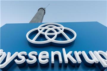 Das Logo von Thyssenkrupp steht vor einem Testturm. Foto: Patrick Seeger/Archiv