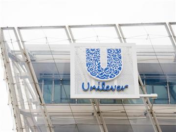 Das Logo von Unilever an der Zentrale von Unilever Deutschland in Hamburg. Foto: Daniel Reinhardt