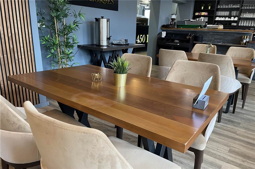Das „450 Degrees“ im Café-Check: Restaurant bietet auch Frühstück an Das Lokal "450 Degrees" in Dortmund-Mengede wurde neu gestrichen. Es dominieren die Farben Schwarz, Anthrazit und Gold. Die Inneneinrichtung wirkt einladend.