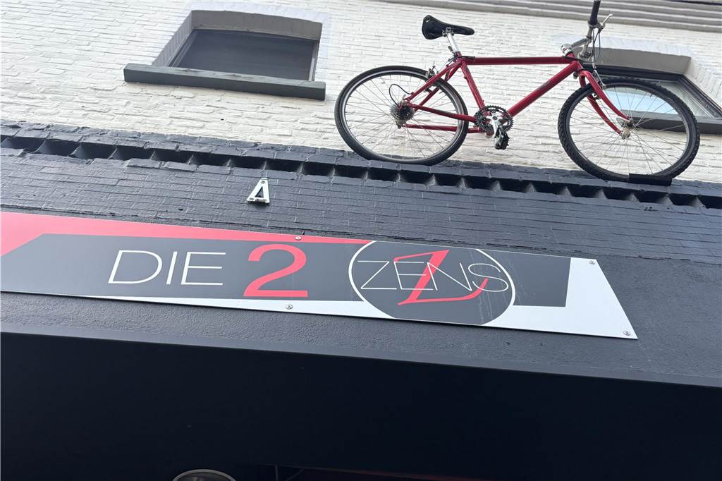 2Zens schließt Ladenlokal: „Eigentlich war der Laden eine Notlösung“ Schild des Ladenlokals "2Zens" in Schermbeck an der Erler Straße