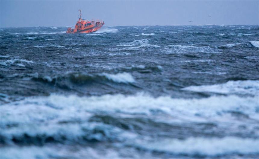 Unwetterwarnung in NRW: Sturm und Dauerfrost Das Lotsenboot "Schnatermann" fährt am 04.01.2017 vom Hafen in Timmendorf (Mecklenburg-Vorpommern) auf der Ostseeinsel Poel auf die Ostsee. Das Boot bringt einen Lotsen zu einem Frachtschiff welches den Seehafen von Wismar ansteuert. Mit dem über Skandinavien nach Weissrussland ziehenden Sturmtief «Axel» steigen an der Ostseeküste die Pegelstände. Das Bundesamt für Seeschifffahrt und Hydrographie erwartet ab dem Abend des 04.01.2017 bis Mitternacht eine Sturmflut und Höchststände von etwa 1,50 Meter über Normal an der gesamten deutschen Ostseeküste. Foto: Jens Büttner/dpa-Zentralbild/dpa +++(c) dpa - Bildfunk+++ | Verwendung weltweit