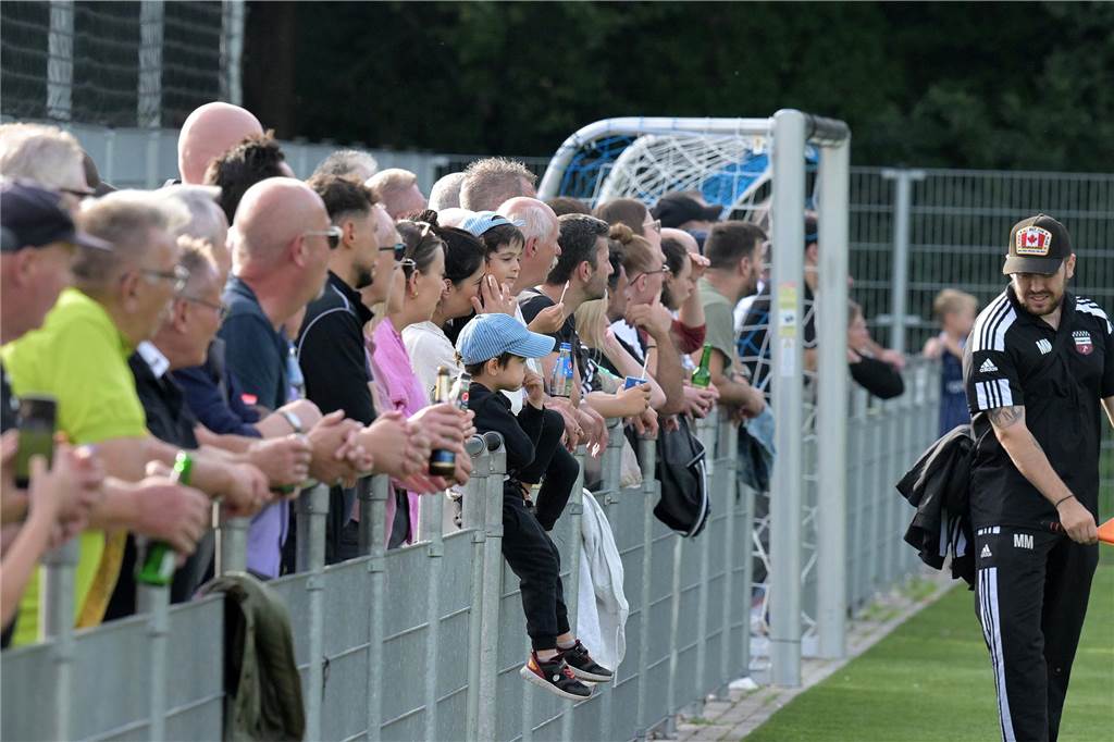 BV Lünen siegt im Derby dank Effizienz Zuschauer verfolgen die Partie.