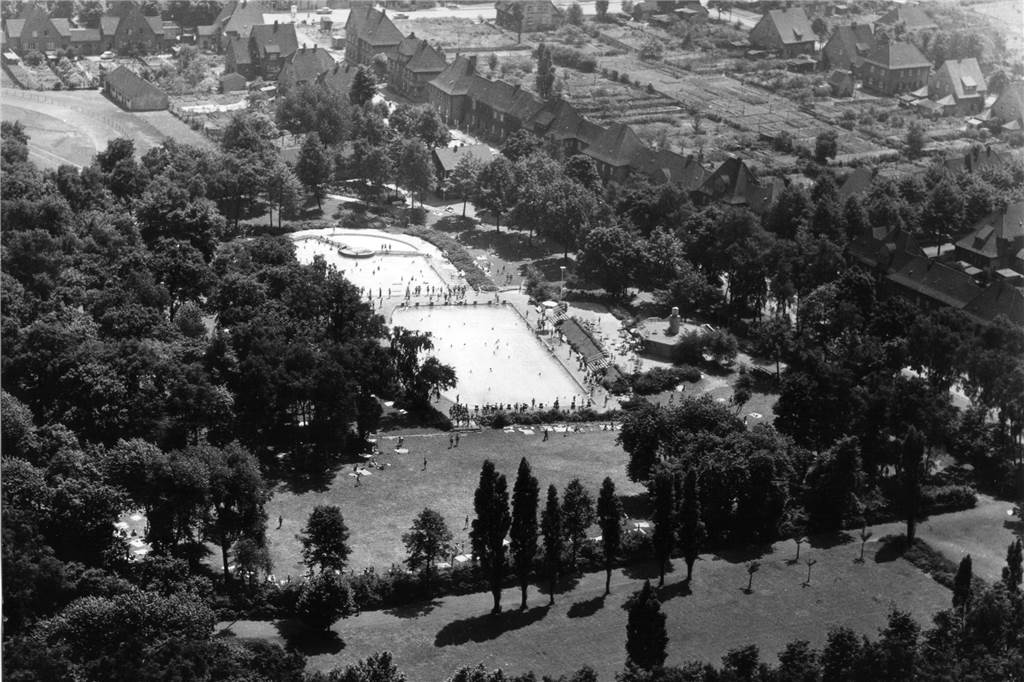 Castrop-Rauxel feiert sein Freibad mit einem großen Familienfest Das Luftbild entstand in den 1960er-Jahren und zeigt das Parkbad Nord aus der Vogelperspektive.