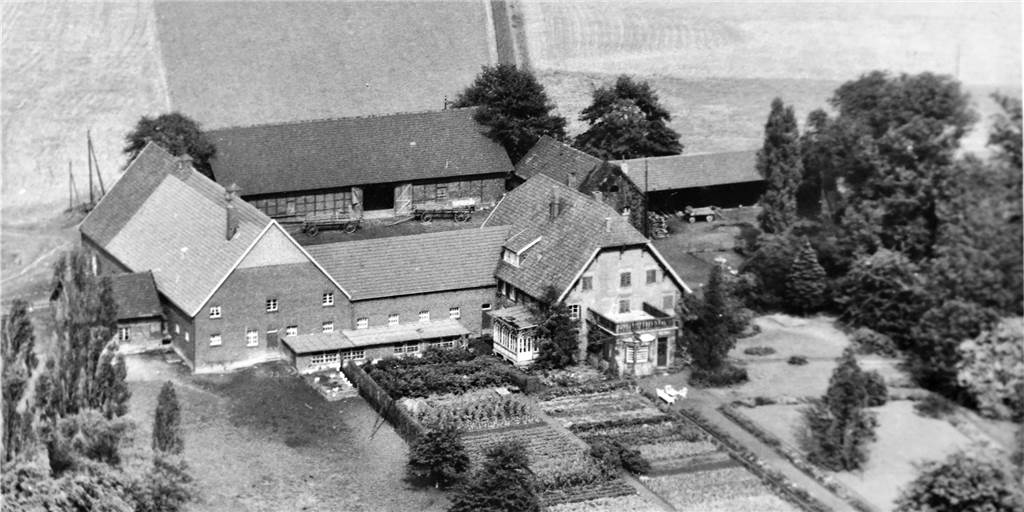 Schulzenhof Altcappenberg zwischen Lünen und Selm feiert 900 Jahre lange Geschichte Das Luftbild stammt aus der Zeit zwischen 1940 und 1960. Es zeigt den großen alten Bauerngarten, der hinter dem Haus angelegt war.