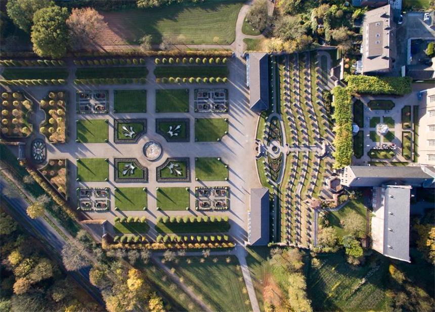 Was bringt eigentlich die Landesgartenschau? Das Luftbild zeigt die Gartenanlage des Kloster Kamp in Kamp-Lintfort. Die Stadt am Niederrhein richtet die Landesgartenschau 2020 aus. Die ehemalige Bergbau-Kommune will die Schau auf dem ehemaligen Zechengelände mitten im Zentrum sowie auf dem Berg Kamp mit seinem Zisterzienserkloster ausrichten.