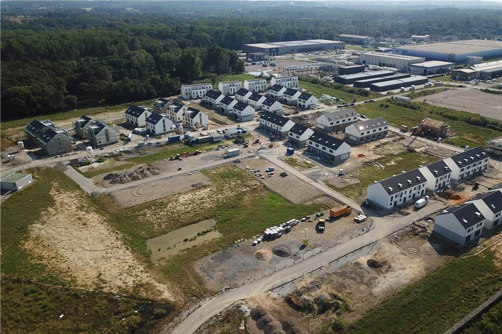 Das Luftbild zeigt gut, wie nah das Naturschutzgebiet Beerenbruch ist.