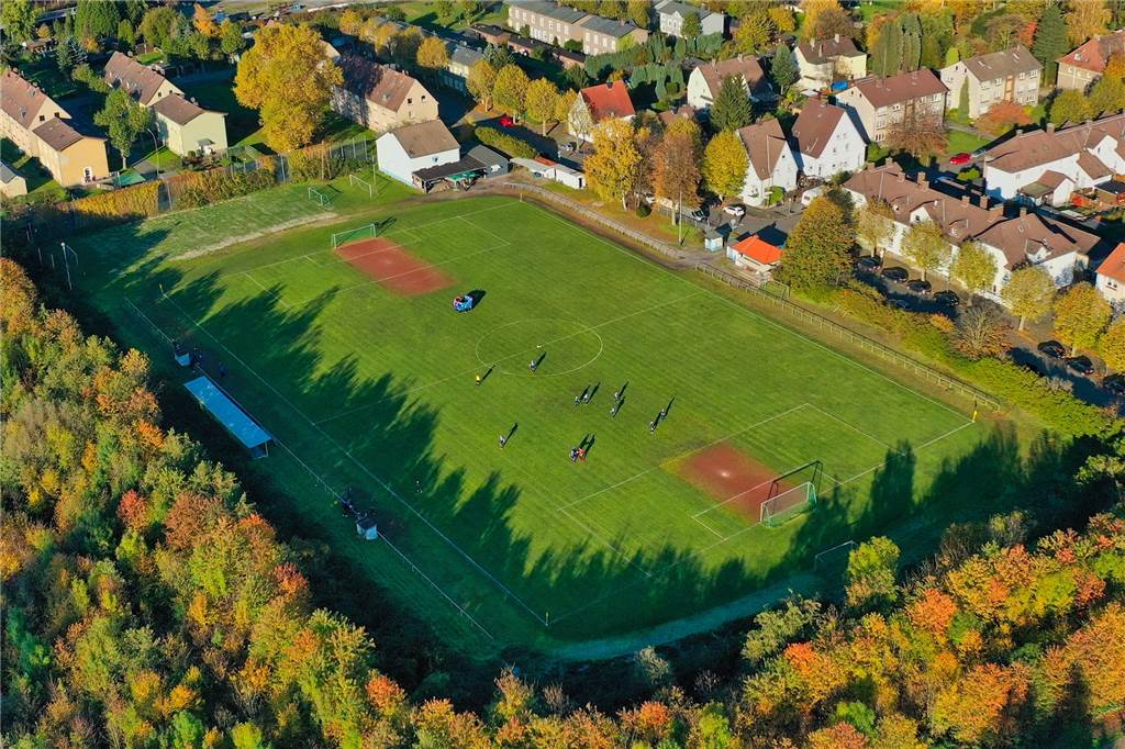 Das Luftbild zeigt im Setember 2019 das Waldstadion des VfR Rauxel an der Vördestraße. Vor den Toren sind die Ascheflächen zu sehen.